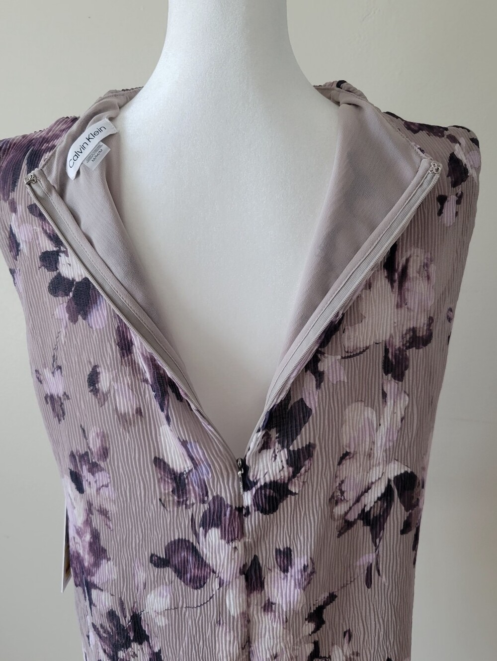 Calvin Klein Sleeveless Pleated Floral Shell in Lavender and Black Sz Med - Picture 3 of 5